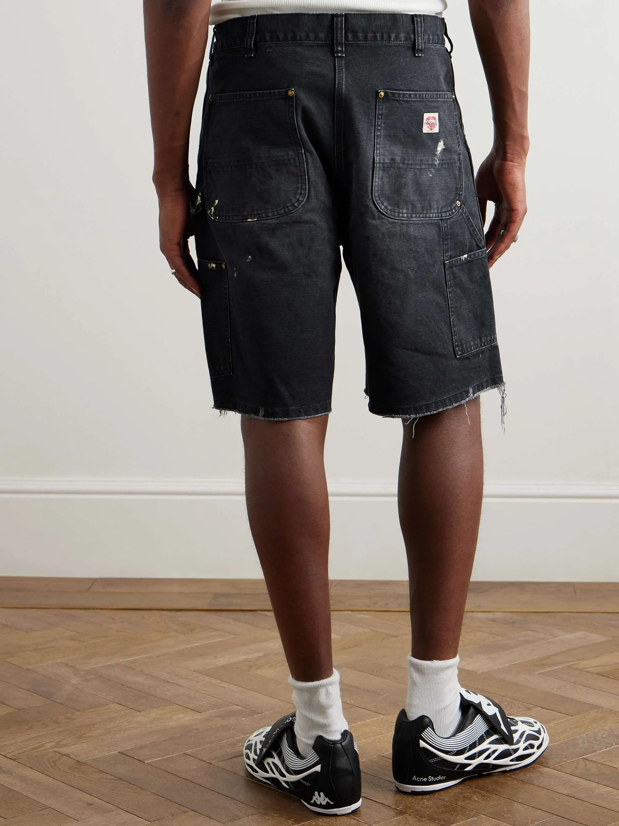 SAINT Mxxxxxx DOUBLE KNEE SHORTS/BLK Knee patches splashed with ink and water-splashed denim shorts. Washed black S-XL. Custom-woven and dyed denim fabric with clear texture. Heavy-wash water-fading treatment to create local mottled fading/hole effects. Artificial distressing to simulate natural traces of wear. VINTAGE. Original consistent damage treatment. Hand-splashed ink and paint. Original consistent wash water mark/pocket mark. Double knee patch. Rivet reinforcement. Improve functionality while enhancing design